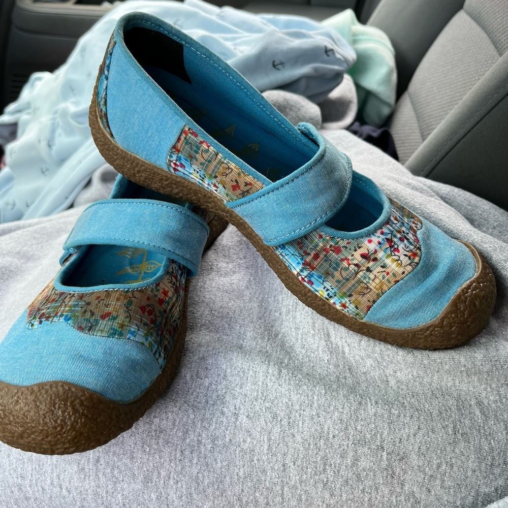 Very pretty women’s Keen floral maryjane style shoes